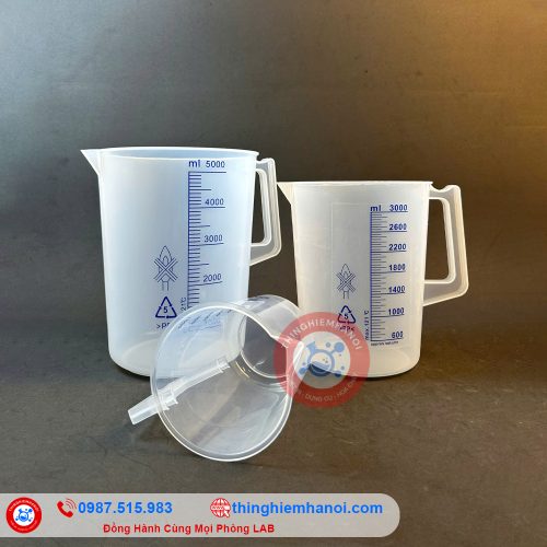 ca nhựa có quai vạch chia xanh